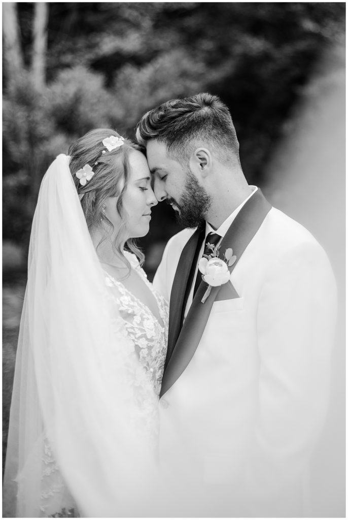 bride and groom photos | black and white | Photography by Michelle 